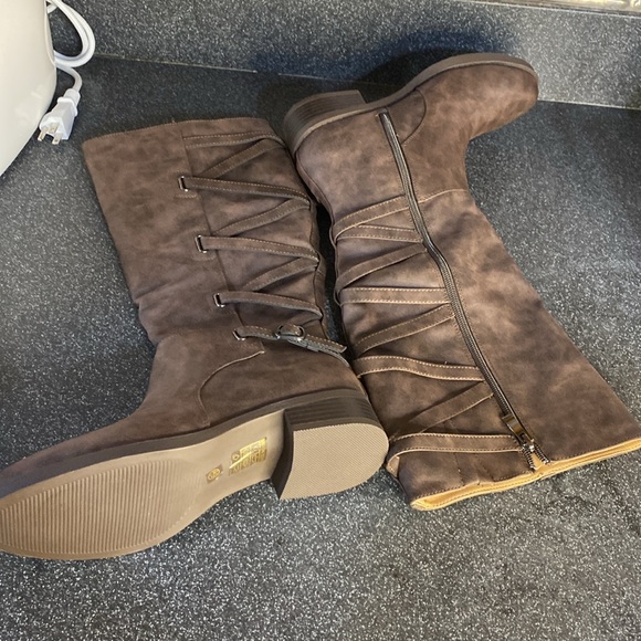 Journee Collection Carly Riding Boot with Almond-Toe Size 6.5 - Picture 4 of 9